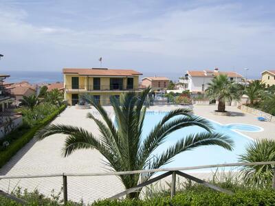 Prodej apartmánů 3+kk s vlastním bazénem a výhledem na moře a město Scalea, Itálie