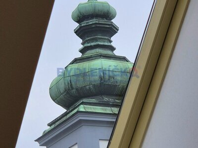 Pronájem stylového bytu 1+kk, 38m2 v hist. domě v centru Českých Budějovic, nám. Přem. Ot. II.