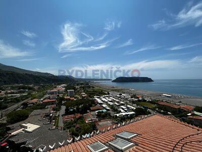 Prodej bytu 4+kk s panoramatickou terasou, výhled na moře a město Praia a Mare, region