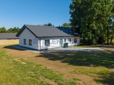 Prodej novostavby rodinného domu, pozemek 941 m2, okraj vesnice Dolní Třebonín, okr. Český Krumlov