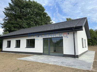 Prodej novostavby rodinného domu, pozemek 941 m2, okraj obce Dolní Třebonín, okr. Český Krumlov