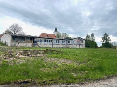 Rozsáhlá budova vhodná k rekonstrukci v obci Soběnov blízko Kaplice