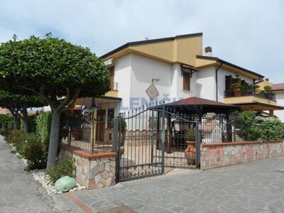 Prodej dvoupatrové vily se zahradou ve městě Santa Maria del Cedra, Scalea, Calabria, ITA