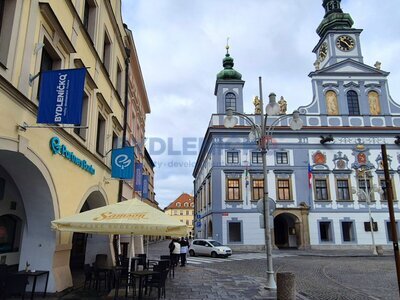 Pronájem krásného podkrovního bytu 2+kk v hist. domě v centru Českých Budějovic, nám. Přem. Ot. II.