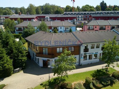Prodej polyfunkčního domu s byty, prodejnou a zahradou na promenádě Lipno nad Vltavou