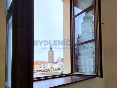 Pronájem vybavené kanceláře 31m2 s výhledem na radnici a nám. Přem. Ot. II., České Budějovice