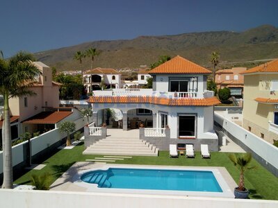 Prodej luxusní vily v klidné vilové čtvrti s výhledem na moře, Costa Arejo, Tenerife, Španělsko