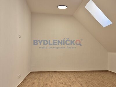 Pronájem kanceláře/ateliéru 38m2 s kuch. koutem a koupenou, nám. Přem. Ot. II., České Budějovice